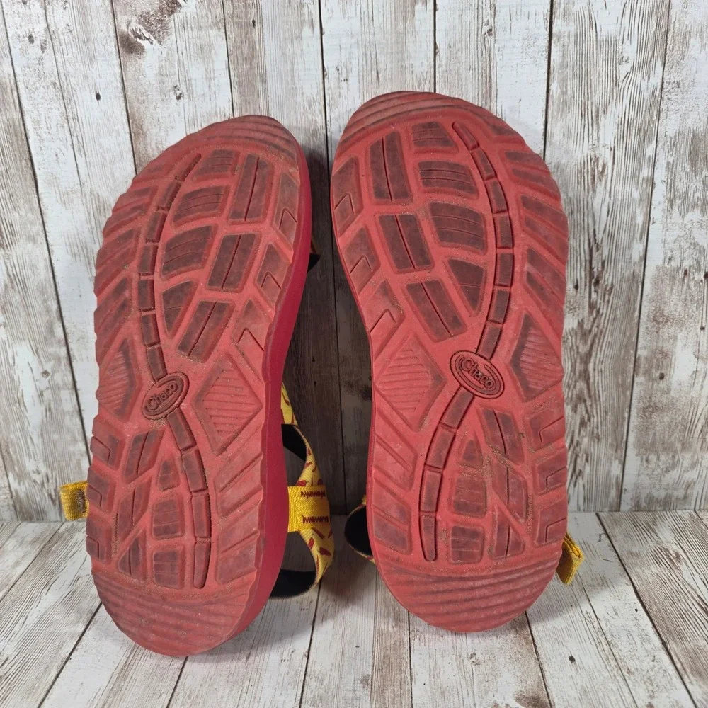 Chaco Z1 Classic Mens 8 Sport Sandals Red Yellow Chili Pepper Print Strappy
